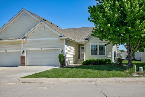 717 Se Waterview Cir, Waukee, IA, 50263-8382 | Card Image