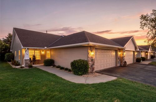 74 Crown Pointe Curv, Hudson, WI, 54016-7776 | Card Image