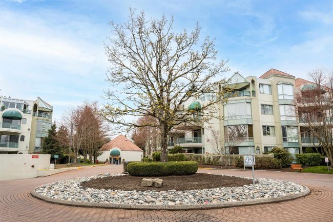 201 - 1745 Martin Drive, Condo with 2 bedrooms, 2 bathrooms and 1 parking in Surrey BC | Image 2
