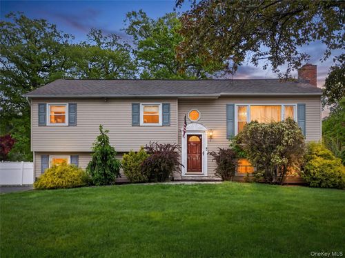 584 Babbling Brook Ln, Valley Cottage, NY, 10989-1502 | Card Image