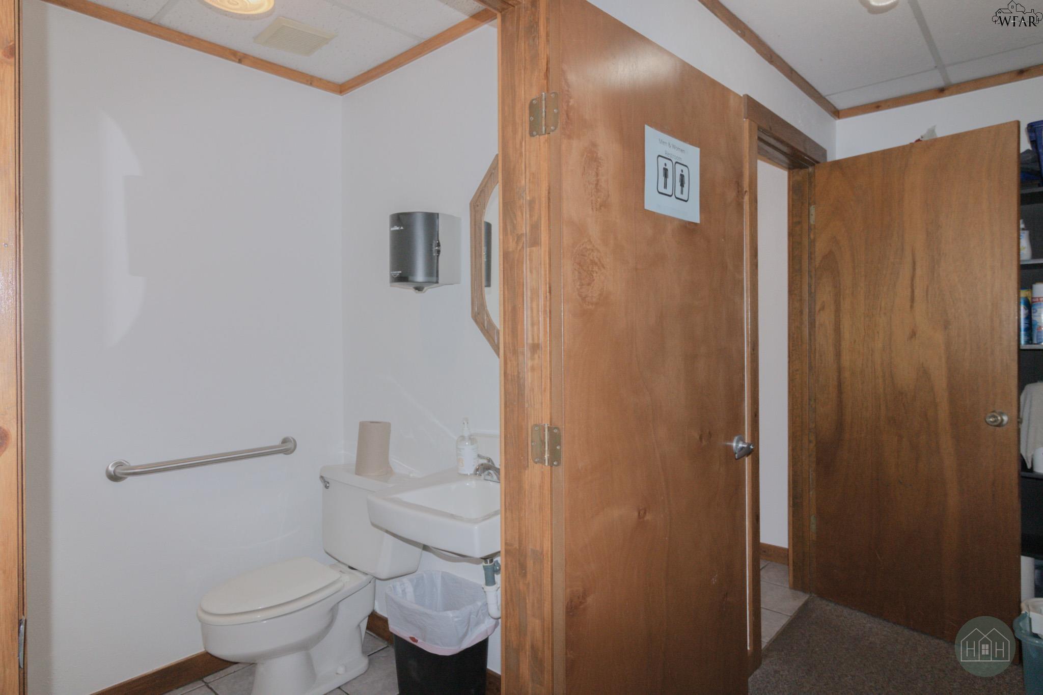 Commercial Sale in Vernon 2