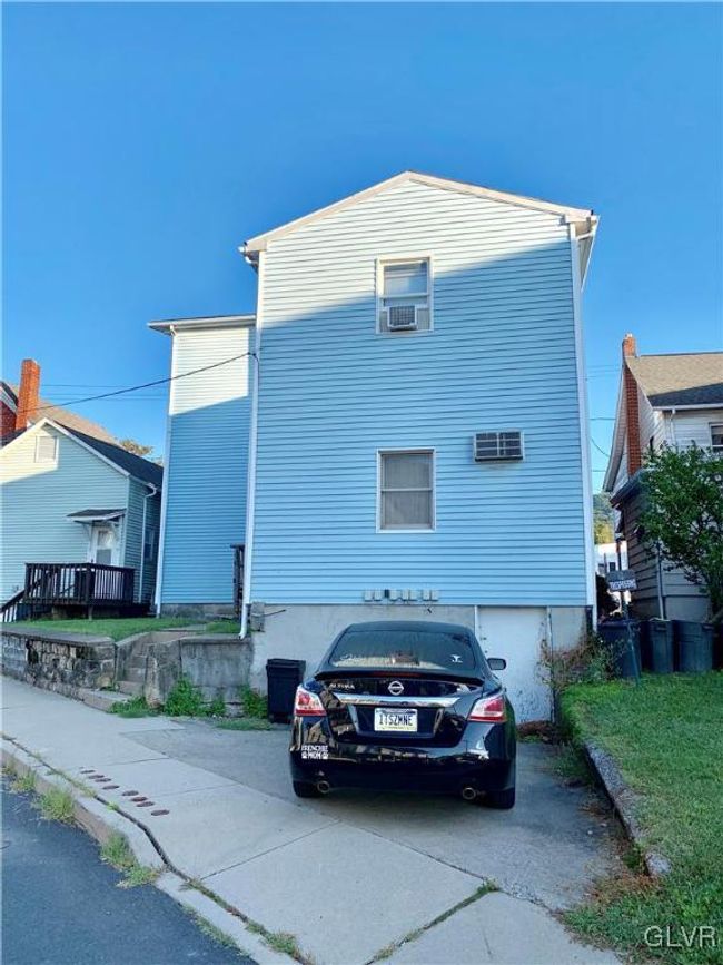 210 W Main St, Home with 8 bedrooms, 7 bathrooms and 1 parking in Pen Argyl PA | Image 5