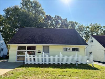 View of front of property featuring a front lawn | Image 1