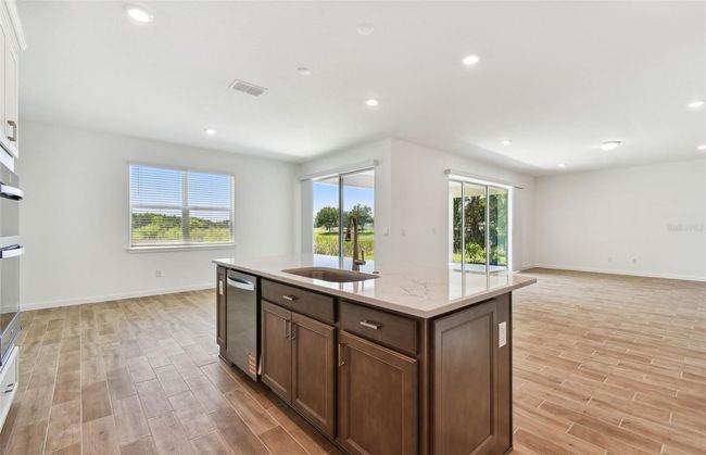 Center Island w/Storage | Image 6