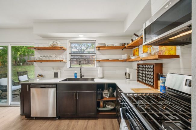 Lots of counterspace in this kitchen! | Image 8