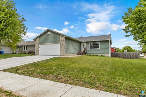 618 Perry Ln, Harrisburg, SD, 57032-2023 | Card Image