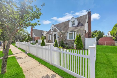933 Fenworth Blvd, Franklin Square, NY, 11010-2325 | Card Image
