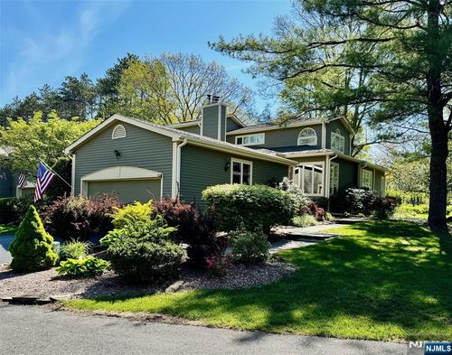 28 Old Fourth Dr, Oak Ridge, NJ, 07438-9518 | Card Image