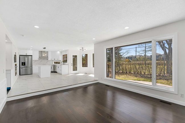 919 Shawnee Dr Sw, House other with 5 bedrooms, 4 bathrooms and 4 parking in Calgary AB | Image 14