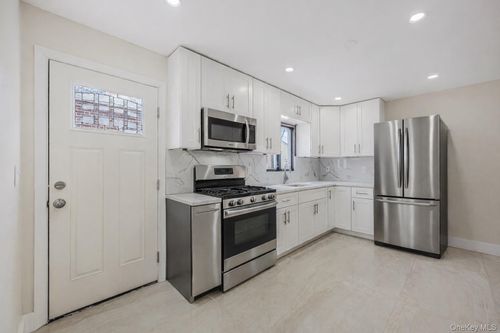 60 Saint Johns Ave, Valley Stream, NY, 11580-2928 | Card Image