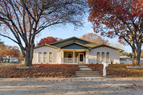 100 Linden Ln, Hewitt, TX, 76643-3816 | Card Image