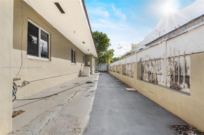 426 Sw 26 Th Rd, House other with 4 bedrooms, 3 bathrooms and null parking in Miami FL | Image 32