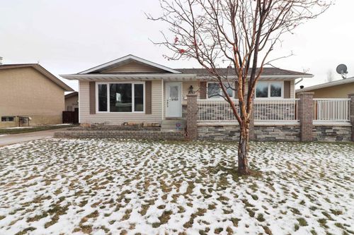 2161 8 Ave Ne, Medicine Hat, AB, T1C1L2 | Card Image