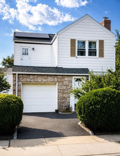 187 Perry St, Hempstead, NY, 11550-5221 | Card Image