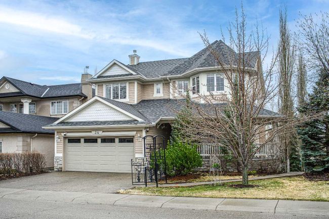 24 Discovery Ridge Rise Sw, Home with 4 bedrooms, 5 bathrooms and 4 parking in Calgary AB | Image 2