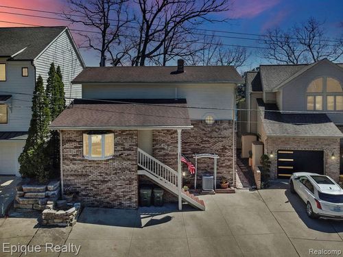 423 Shady Oaks St, Lake Orion, MI, 48362-2569 | Card Image