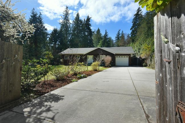 1559 Park Avenue, House other with 2 bedrooms, 2 bathrooms and 4 parking in Roberts Creek BC | Image 2