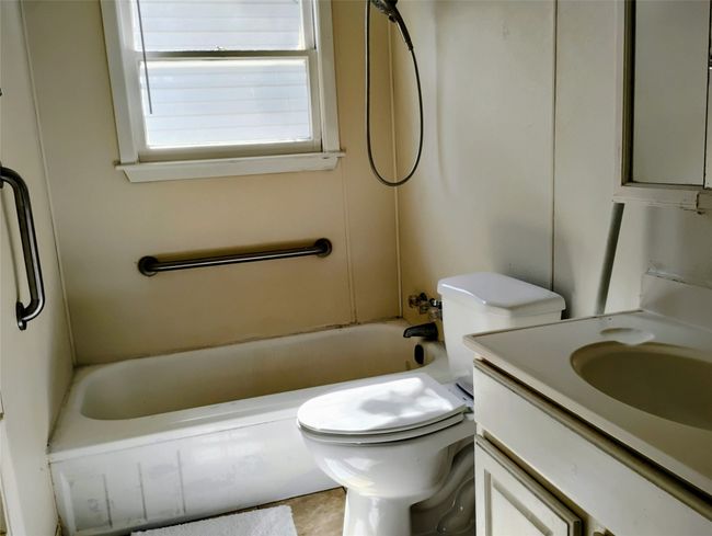 Bathtub and shower head | Image 12