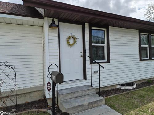 812 8th Ave E, Oskaloosa, IA, 52577-3435 | Card Image