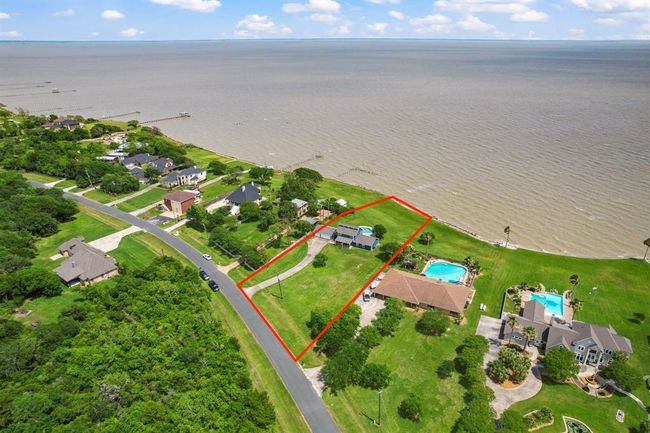 11320 Cedar Gully Rd, House other with 3 bedrooms, 2 bathrooms and 3 parking in Beach City TX | Image 7