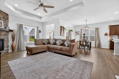 7906 W Park Circle Way S, Franklin, WI, 53132-7412 | Card Image