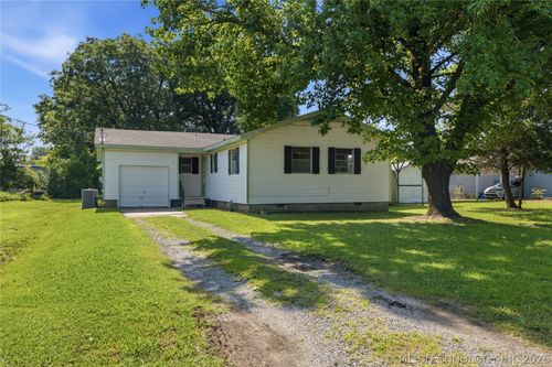 705 S State St, Wagoner, OK, 74467-6632 | Card Image