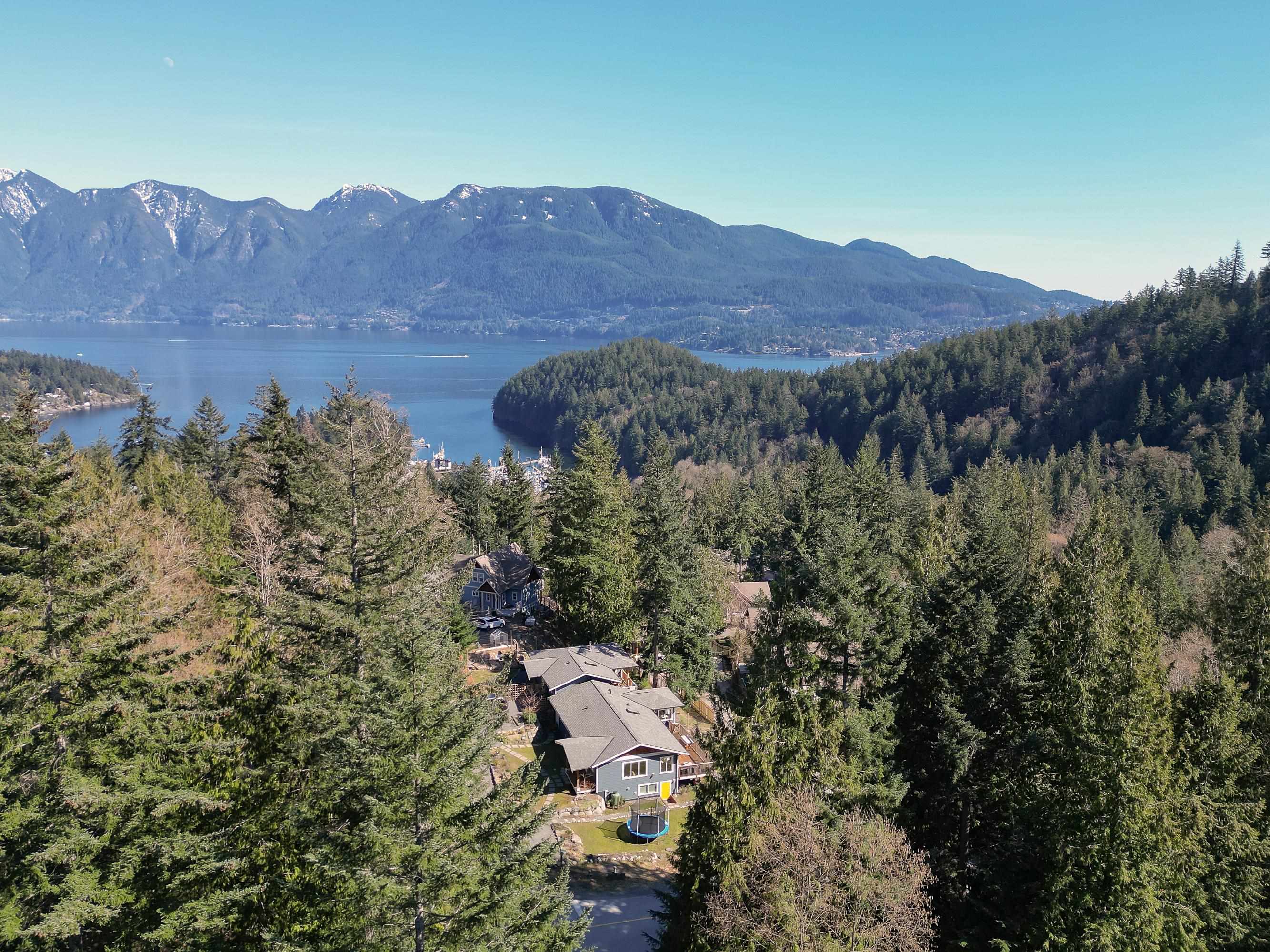 945 Rivendell Drive, Home with 3 bedrooms, 2 bathrooms and 2 parking in Bowen Island BC | Image 27