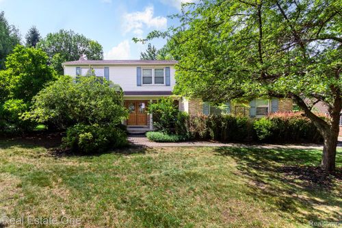6011 Walker Dr, Troy, MI, 48085-1344 | Card Image