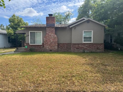 3322 E Lamona Ave, Fresno, CA, 93703-4051 | Card Image