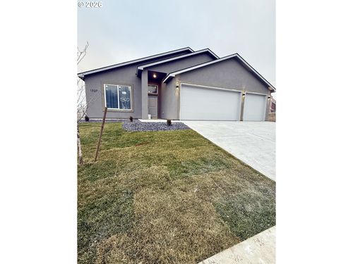 1327 Se 9th St, Hermiston, OR, 97838-6701 | Card Image