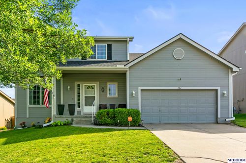 1104 Valleyview Dr, Papillion, NE, 68046-8202 | Card Image