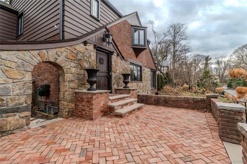 15 Sinclair Martin Dr, Roslyn, NY, 11576-1184 | Card Image