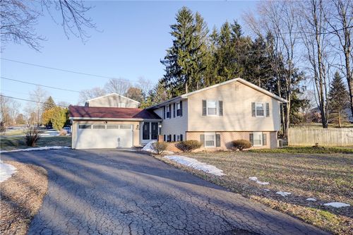 124 Charleswood Dr, Pittsford, NY, 14534-2730 | Card Image