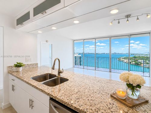 ph216-7601 E Treasure Dr, North Bay Village, FL, 33141-4372 | Card Image