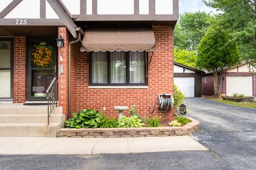 725 Wellington Dr, Dyer, IN, 46311 | Card Image