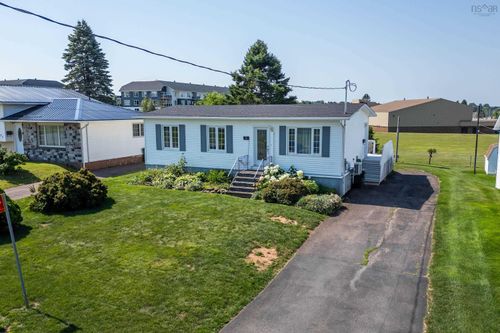 75 Willow St, House with 3 bedrooms, 1 bathrooms and 1 parking in Amherst NS | Card Image