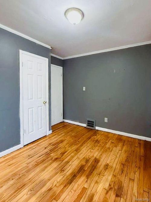 9637 Auburn St, Detroit, MI, 48228-1693 | Card Image