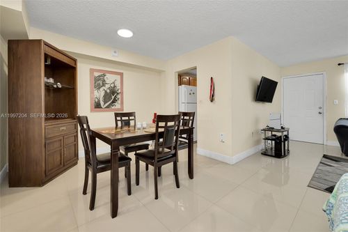 apt-204-7620 Carlyle Ave, Miami Beach, FL, 33141-2205 | Card Image