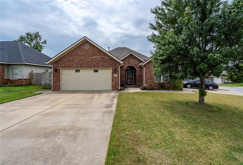 804 Gail Dr, Siloam Springs, AR, 72761-2582 | Card Image