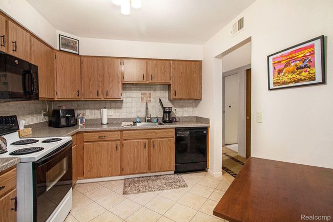 167 - 61043 Greenwood Dr, Condo with 2 bedrooms, 2 bathrooms and null parking in South Lyon MI | Image 5