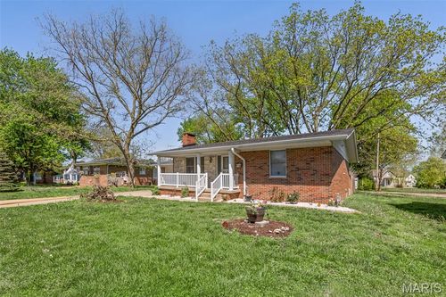 319 Indiana St, Trenton, IL, 62293-1121 | Card Image