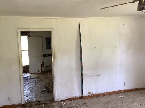 411 W Nebraska St, Walters, OK, 73572-1838 | Card Image