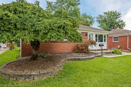 29401 Tamarack Dr, Flat Rock, MI, 48134-2716 | Card Image