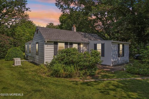 71 Old Amboy Rd, Bordentwn Twp, NJ, 08620-9629 | Card Image