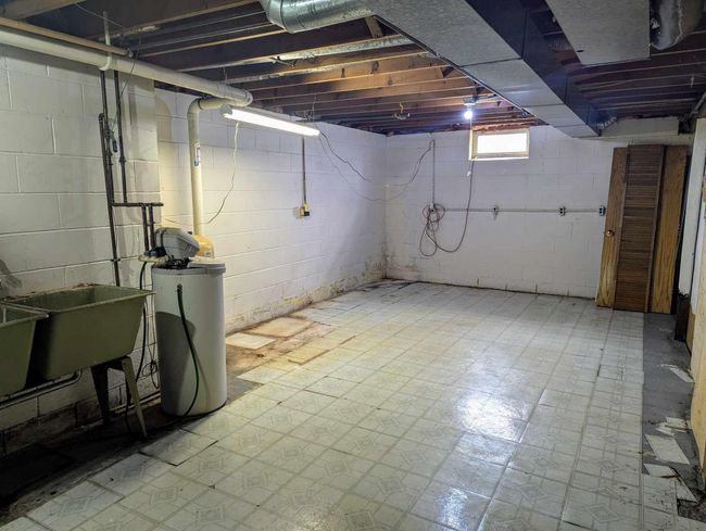 Lower level utility / laundry room | Image 32