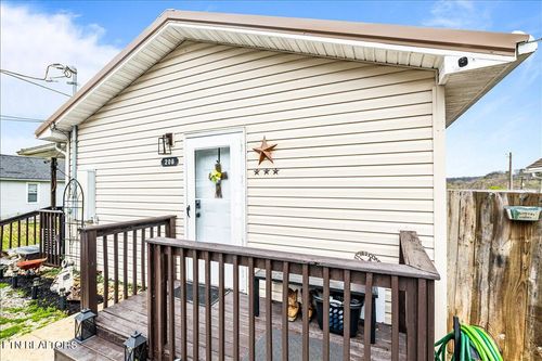 206 E Maple St, Caryville, TN, 37714-1404 | Card Image