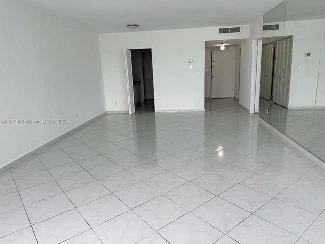 APT-811 - 5401 Collins Ave, Condo with 2 bedrooms, 2 bathrooms and null parking in Miami Beach FL | Image 25