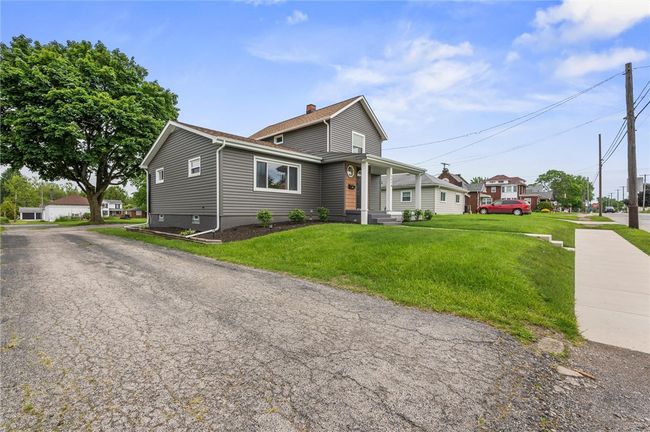 Lovely curb appeal with fresh landscape and mulch will catch your eye when you arrive home! | Image 23