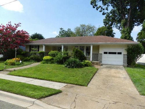 8 Willowbrook Ln, Freeport, NY, 11520-1327 | Card Image