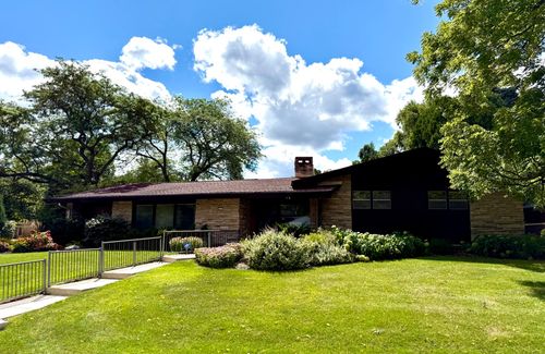 2201 W Acacia Rd, Glendale, WI, 53209-3301 | Card Image